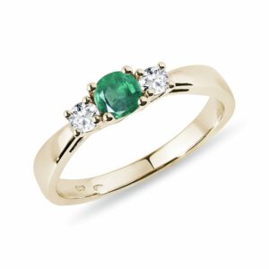 Smaragdový prsten s diamanty ve žlutém zlatě
