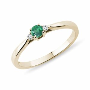 Zásnubní prsten s diamanty a smaragdem