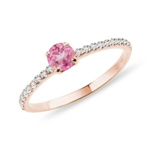 Zlatý prsten s diamanty a růžovým safírem