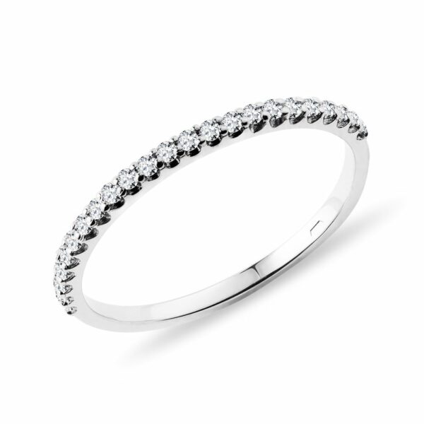 Jemný snubní prsten s diamanty v bílém zlatě