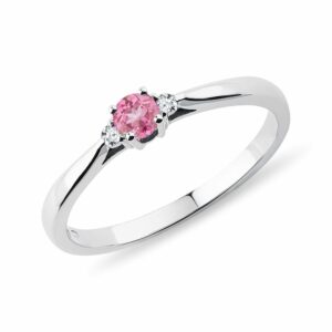 Prsten s růžovým safírem a diamanty v bílém zlatě