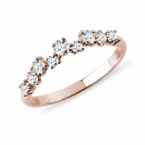 Moderní snubní prsten z růžového zlata s diamanty