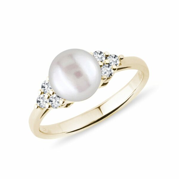 Zlatý prsten se sladkovodní perlou a brilianty