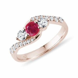 Prsten z růžového zlata s rubínem a diamanty