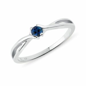 Zlatý prsten s modrým safírem