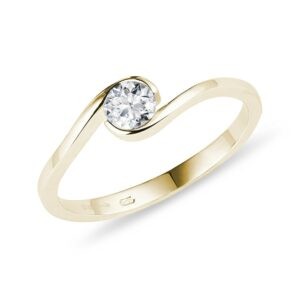 Asymetrický prsten ve žlutém zlatě s briliantem