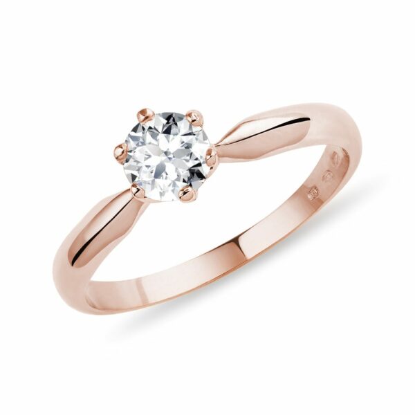 Tradiční zásnubní prsten s briliantem v růžovém zlatě