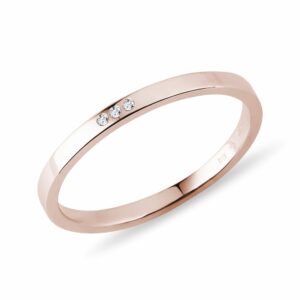 Snubní prsten z růžového zlata se třemi diamanty
