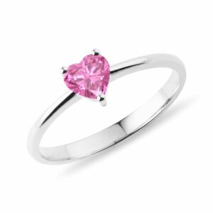 Prsten z bílého zlata s růžovým safírem ve tvaru srdce