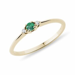 Jemný zlatý prsten se smaragdem a diamanty