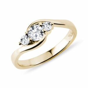 Zlatý zásnubní prsten se třemi diamanty