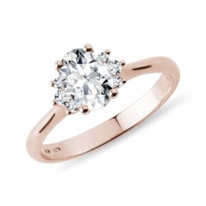 Zásnubní prsten z růžového zlata s oválným diamantem