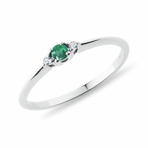 Diamantový prsten z bílého zlata se smaragdem