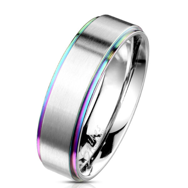 Ocelový prsten s matným pásem stříbrné barvy - okraje v duhovém odstínu