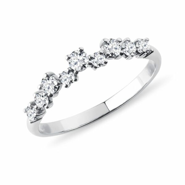 Moderní diamantový prsten z bílého zlata