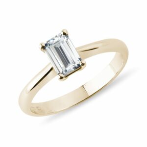 Zlatý prsten s diamantem v brusu emerald