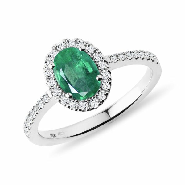 Prsten s oválným smaragdem a brilianty v bílém zlatě