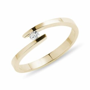 Minimalistický prsten ze žlutého zlata s diamantem