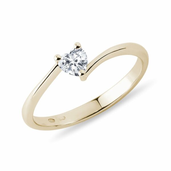 Asymetrický prsten s diamantem srdce ve zlatě