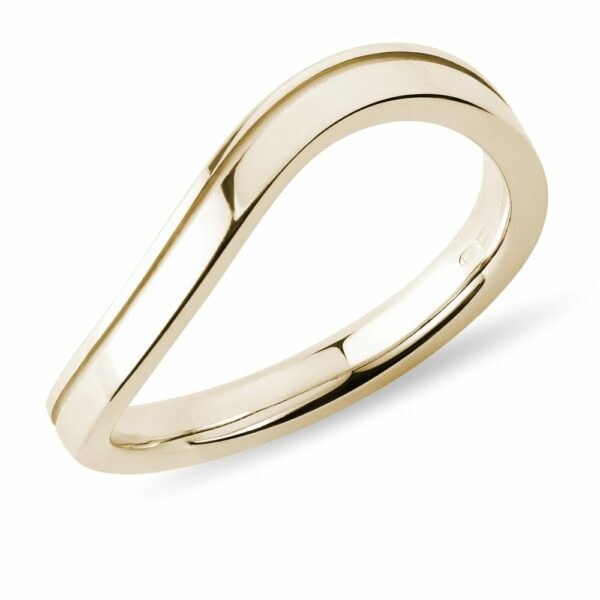 Pánský snubní prsten vlnka s drážkou ve zlatě