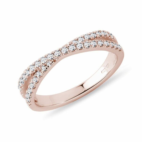 Překřížený snubní prsten s diamanty v růžovém zlatě