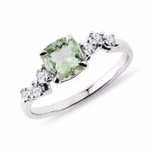 Prsten se zeleným ametystem a diamanty v bílém zlatě