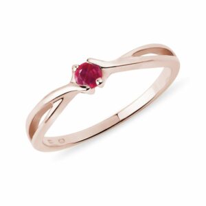 Prsten z růžového zlata s rubínem