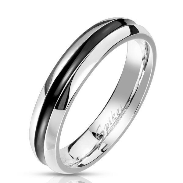 Ocelový prsten ve stříbrném barevném provedení - proužek s černou glazurou